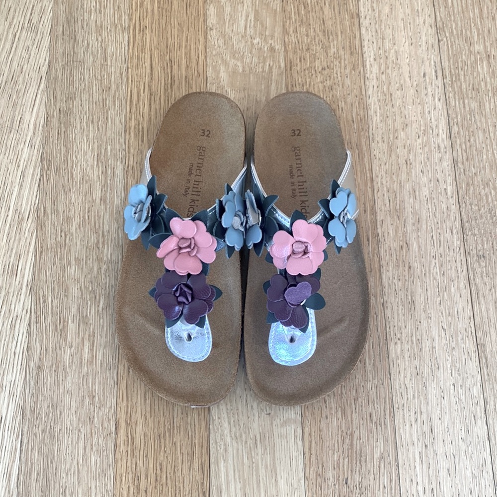 Garnet Hill Kids Italian Embellished Thong Sandals 32 Silver Floral NIB